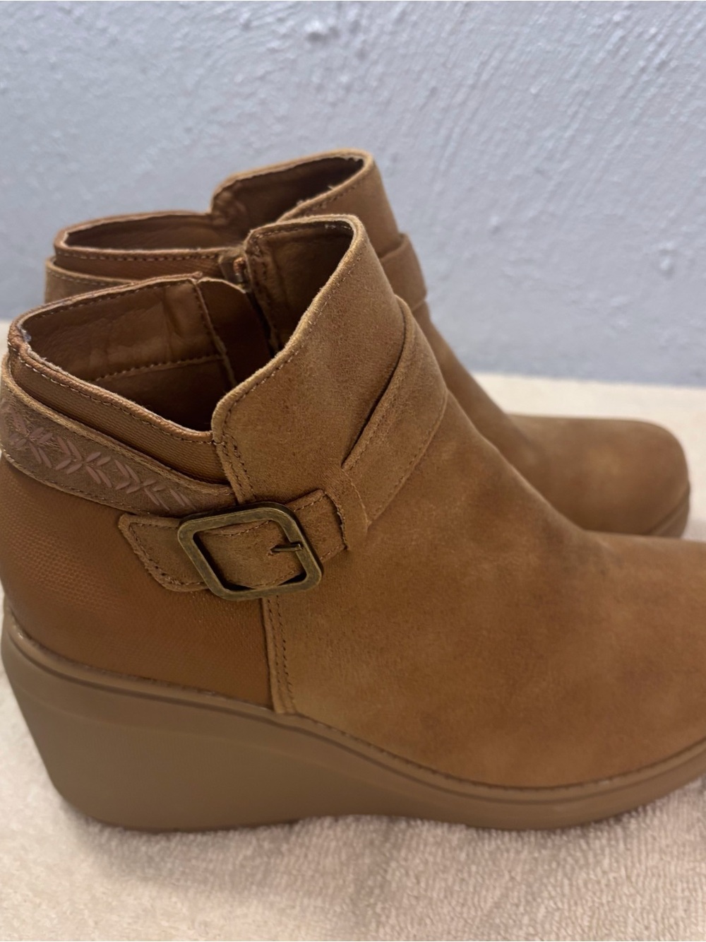 BOBS from Skechers Tan Vegan Faux leather Wedge Ankle Boot Buckle Accent SZ 8